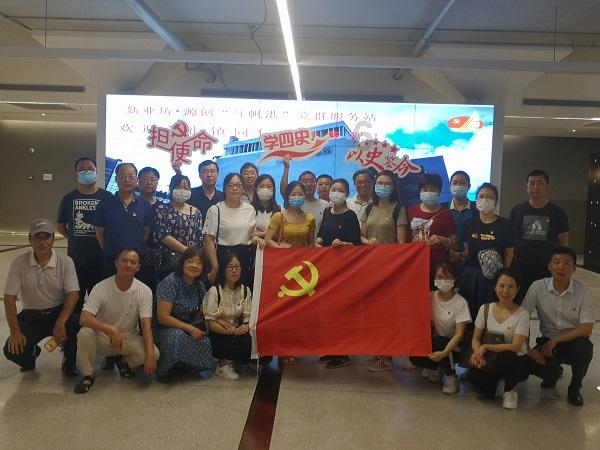 我女朋友不公开我，不跟我用情头是为什么？游戏画面