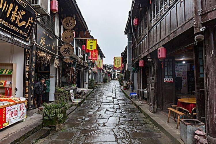 主持人问王宝强:你身价上亿,可你哥哥还在卖烧饼,为何不帮他?
